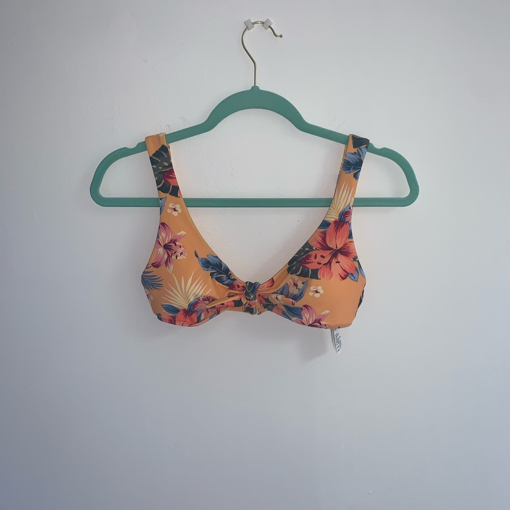 hollister NWOT bikini top size xs